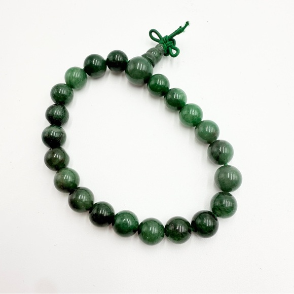 Elegant Green Nephrite Jade Bead Bracelet - Picture 6 of 8